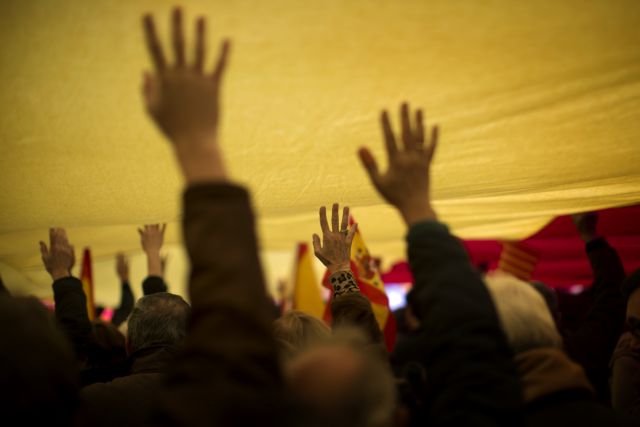 «Ισπανία είμαστε όλοι εμείς» φωνάζουν πολίτες σε Μαδρίτη και Βαρκελώνη